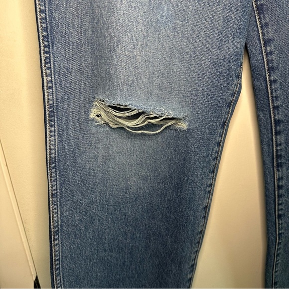 Wrangler Women’s High Rise Relaxed Mom Jeans. Medium Wash. Size 27. - Picture 6 of 12